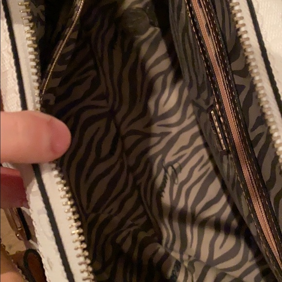 Guess white hand bag/ cross body - Picture 2 of 2